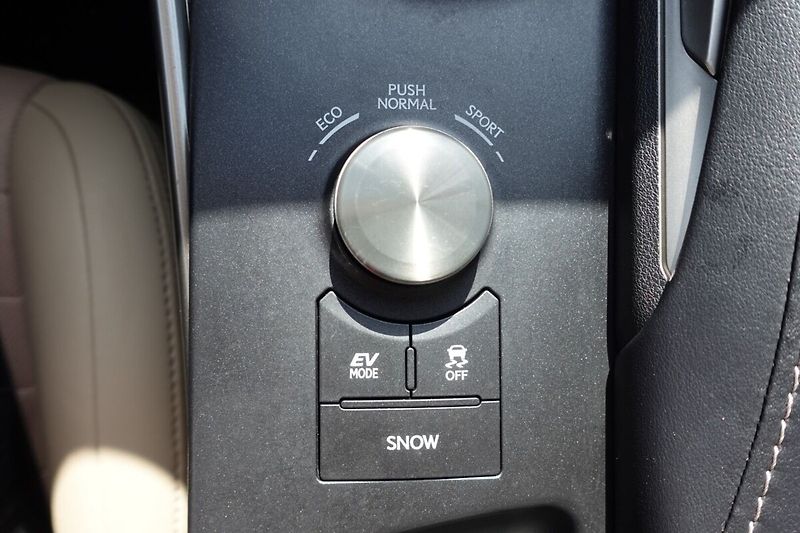 Lexus IS 300h Executive Navi - fotka 21 z 34