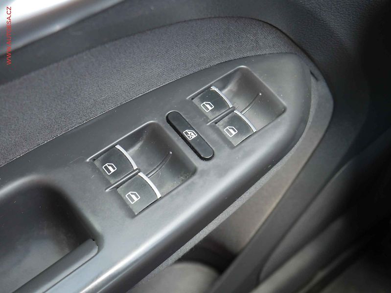 Volkswagen Touran (2013) 2.0 TDI, Xenon, webasto - fotka 12 z 23