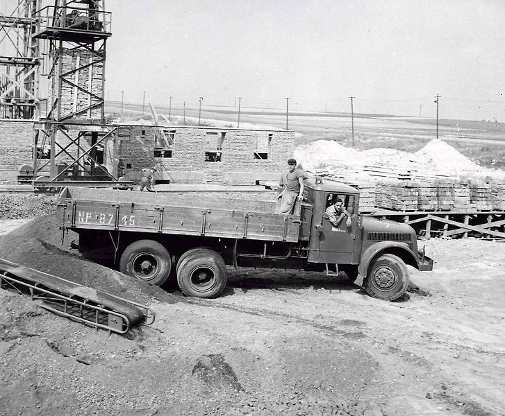 Tatra 111 ve válečné (vlevo) i poválečné verzi