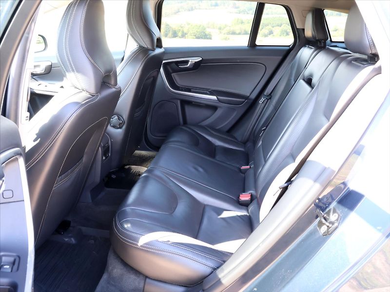 Volvo V60 2,4 D4 V5 Aut. AWD R-design - fotka 14 z 32