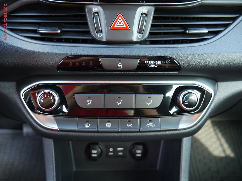Hyundai i30 (2018) 1.0T-GDi, ČR, AC, temp - fotka 14 z 19