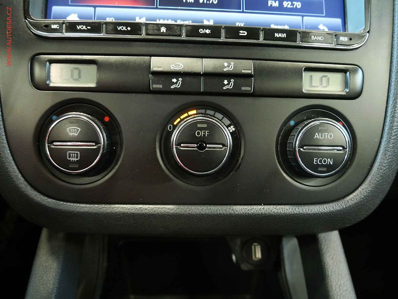 Volkswagen Golf (2004) 1.6i, 2.maj,ČR, AC, STK6/28 - fotka 16 z 17