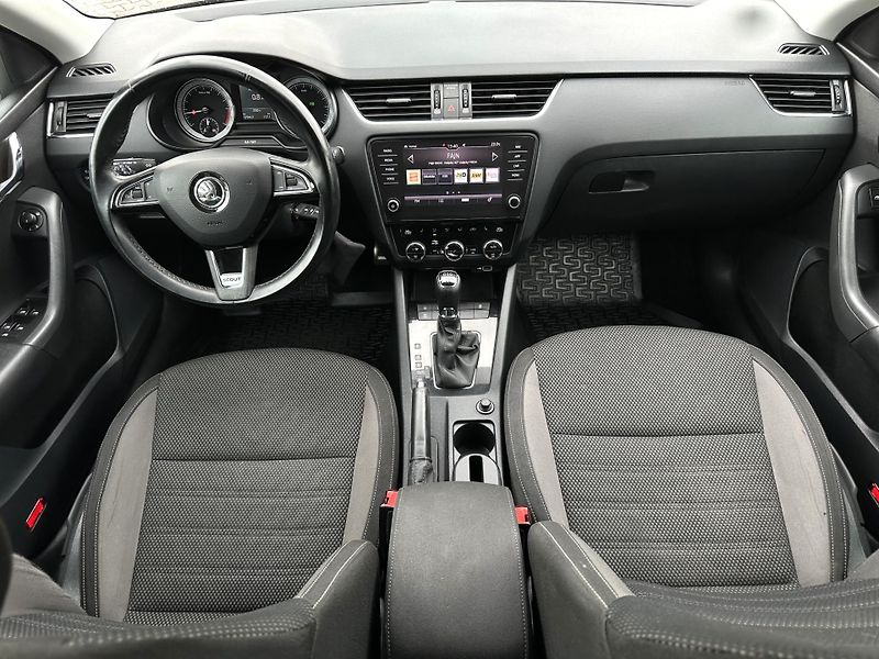 Škoda Octavia Combi 2.0 TDI DSG 4X4 Scout - fotka 7 z 29