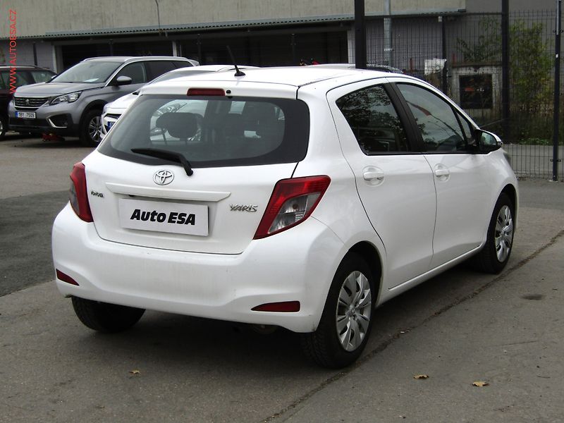 Toyota Yaris (2014) 1.0VVT-i, 2.maj,ČR, STK2/27 - fotka 4 z 17