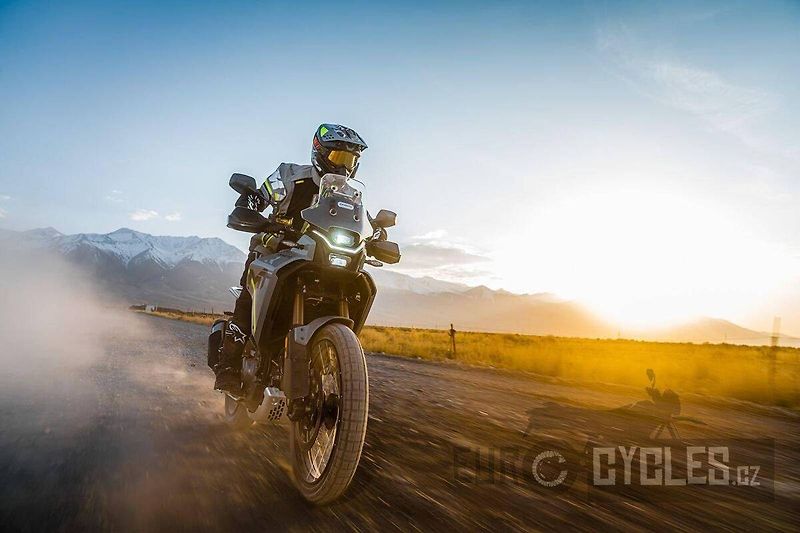 CFMOTO 450 MT-R (2026) - fotka 15 z 16