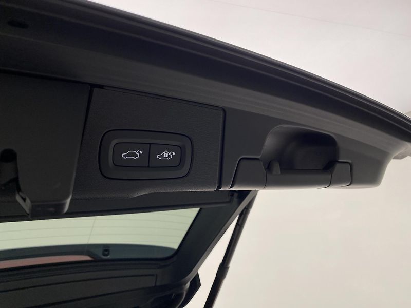 Volvo XC60 B4 AWD DARK PLUS AUT REZERVACE - fotka 32 z 48
