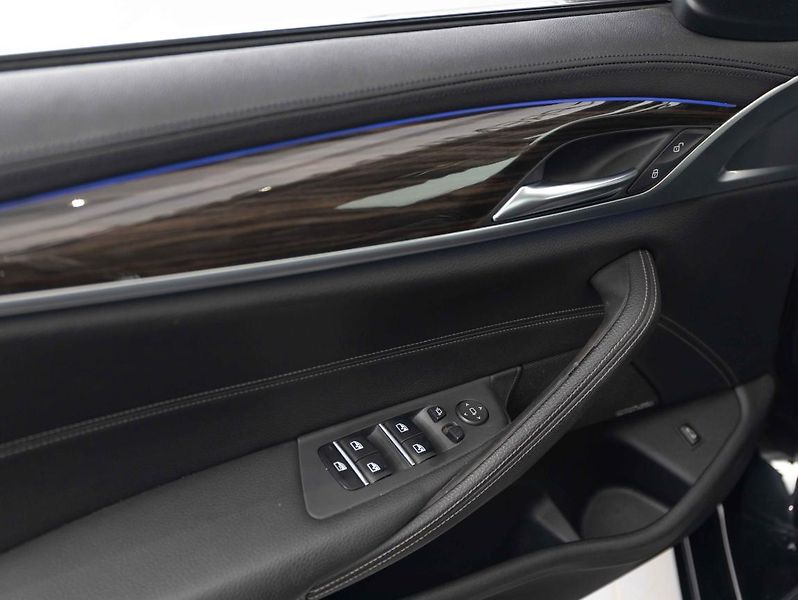 BMW Řada 5 520d xDrive - fotka 17 z 22