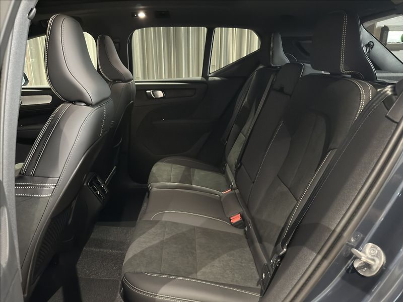 Volvo XC40 (2026) 2,0 B4  Plus - fotka 15 z 29