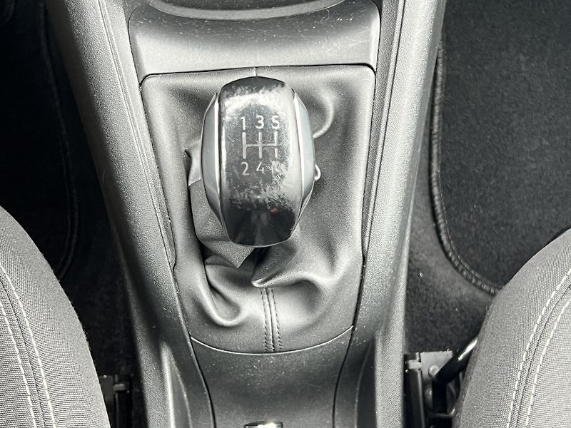 Peugeot 208 1.2i LPG KLIMA NAVI KAMERA ALU - fotka 24 z 41