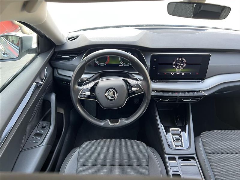 Škoda Octavia 2,0 TDi EXECUTIVE DSG - fotka 23 z 30