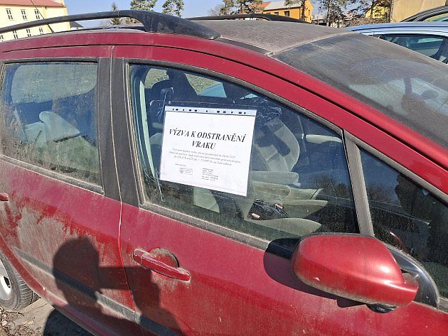 Obec nebo město má za povinnost nejprve vyzvat k odstranění vozu, a to buď výzvou na úřední desce nebo štítkem na samotném autě., zdroj: Ilustrační, Deník/Luboš Hájekavlová