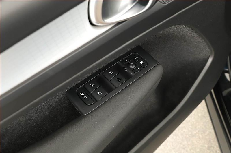 Volvo XC40 (2022) B3 - fotka 19 z 20