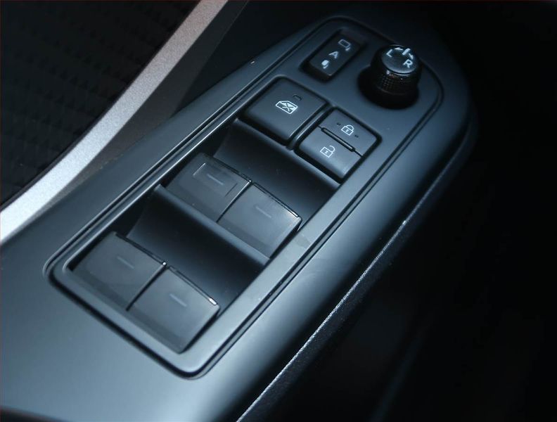 Toyota C-HR (2022) Business 1.8 Hybrid, digi klim - fotka 18 z 22