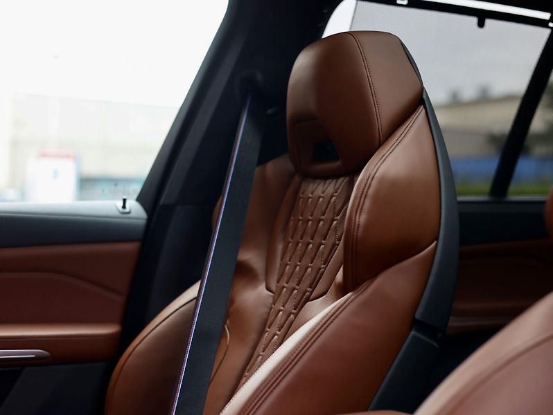 BMW X5 (2025) 50e xDrive M SPORT Individual - fotka 4 z 53