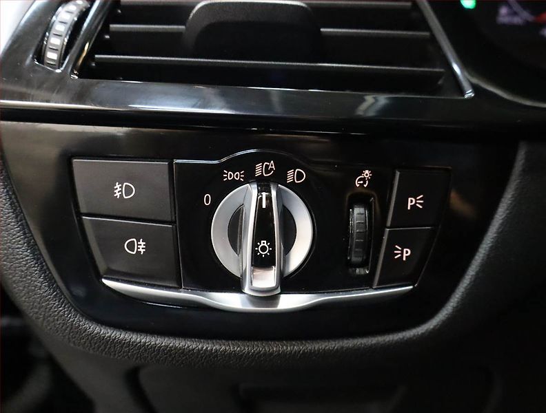 BMW Řada 5 (2019) Luxury Line 530d xDrive, 4X4 - fotka 22 z 25