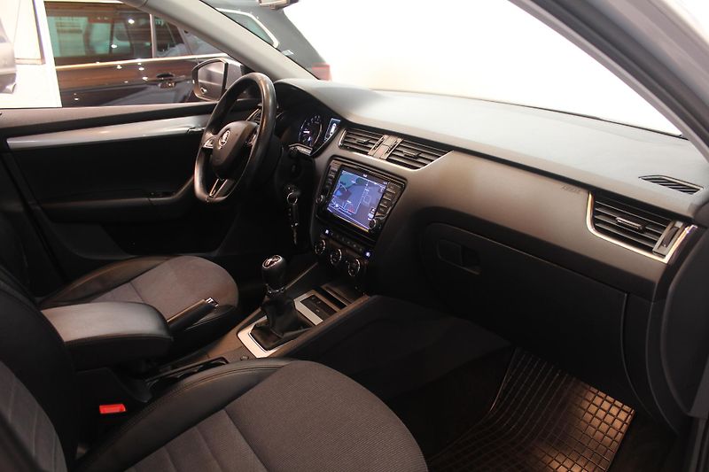 Škoda Octavia (2015) 1.6 TDI Navi Tažné Elegance - fotka 21 z 31