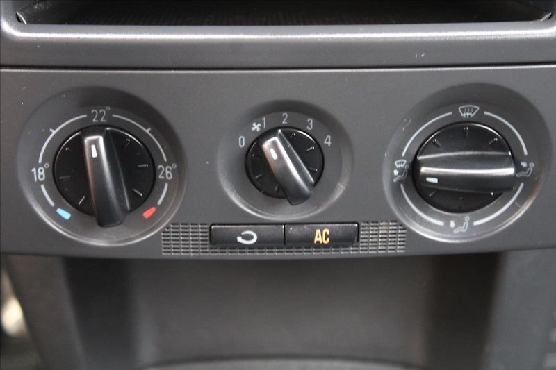 Škoda Fabia 1,4 16V  KLIMATIZACE,TAŽNÉ - fotka 13 z 21