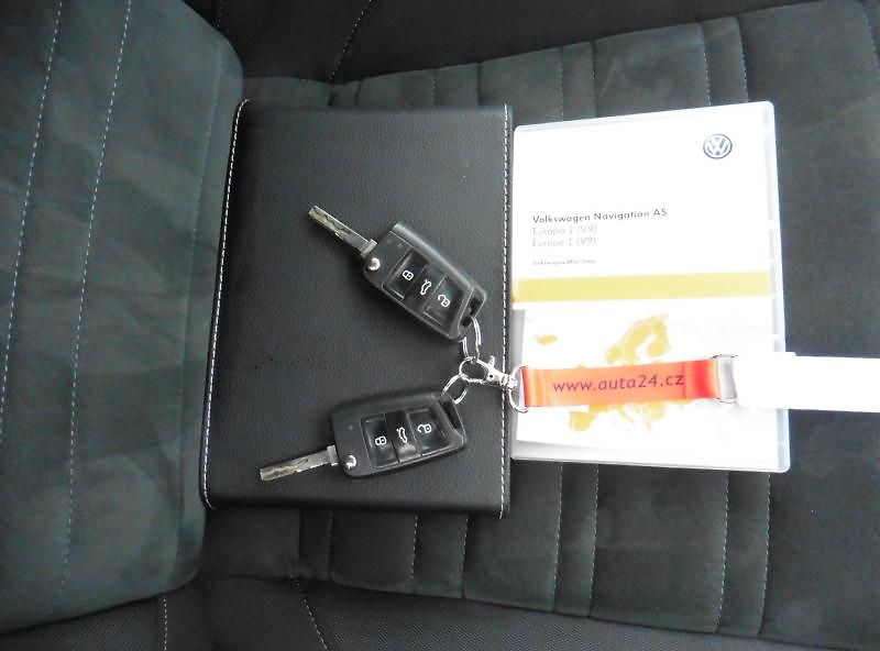 Volkswagen Touran 2,0 TDi Highline Navi - fotka 19 z 19