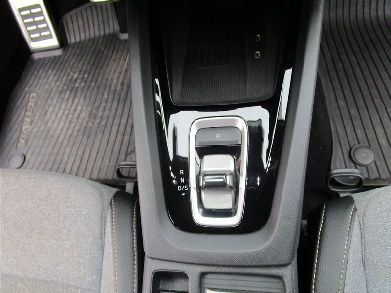 Škoda Octavia Combi 2.0TDi DSG Selection - fotka 28 z 59