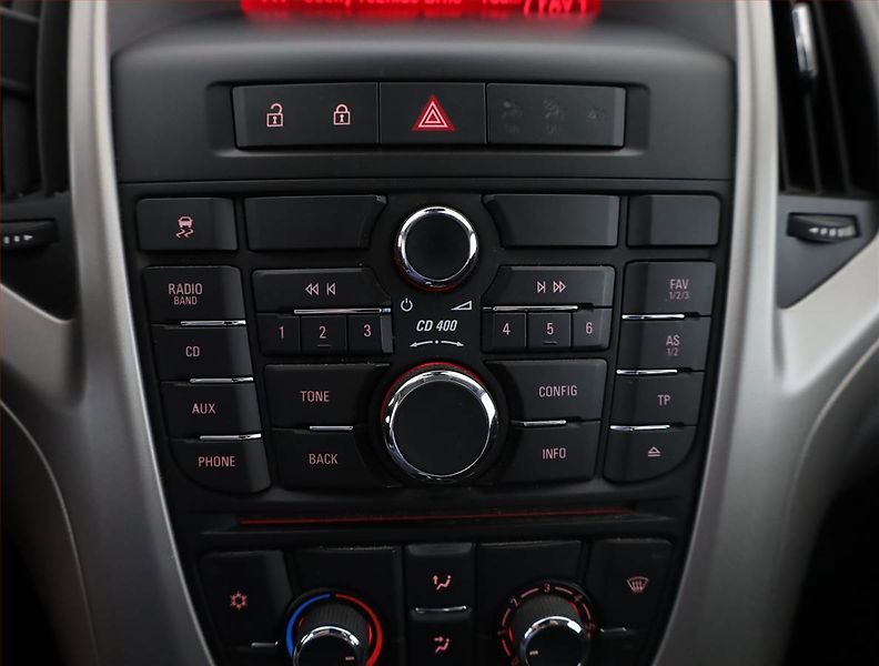 Opel Astra (2011) 1.4 16V, slušný stav - fotka 12 z 17