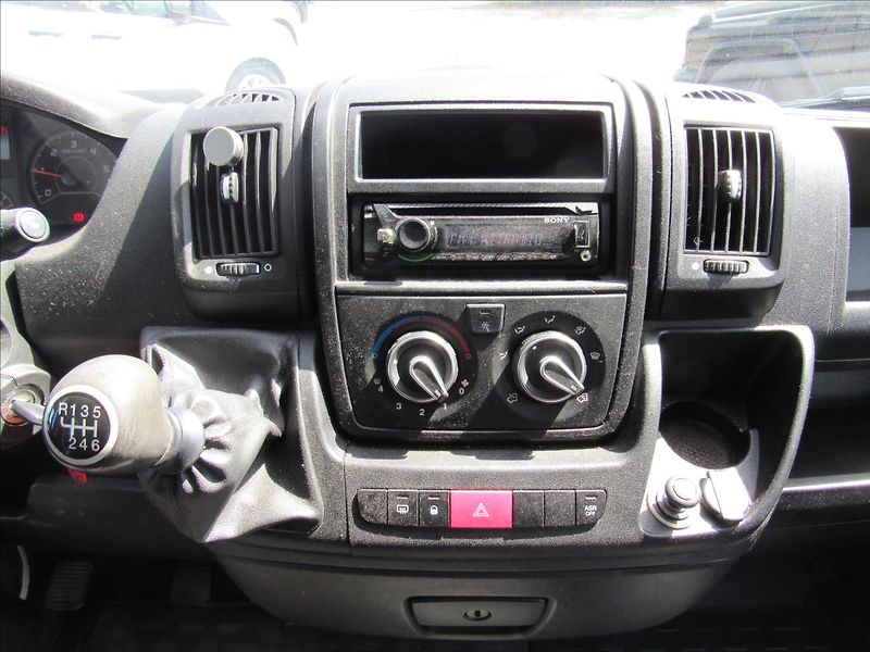 Citroën Jumper 2,2 HDI 110kW 6 míst - fotka 15 z 28