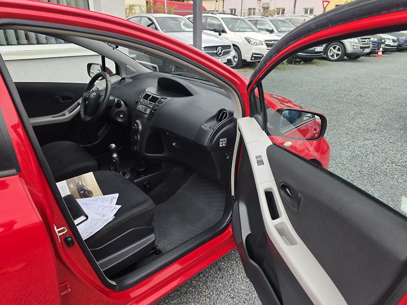 Toyota Yaris 1.0 VVTI Klimatizace  - fotka 12 z 16