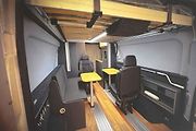 Postel také může za pomoci elektromotorů sjíždět ze stropu.