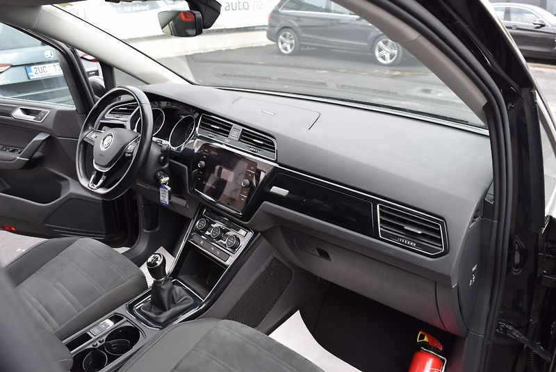 Volkswagen Touran (2018) 1.4TSI 110kw HIGHLINE TAŽ LED - fotka 40 z 50