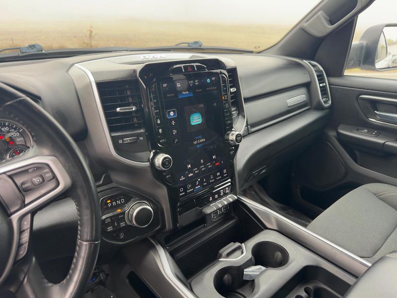 Dodge RAM 1500 (2023) Bighorn 5,7 Hemi Lonestar Crew - fotka 19 z 20