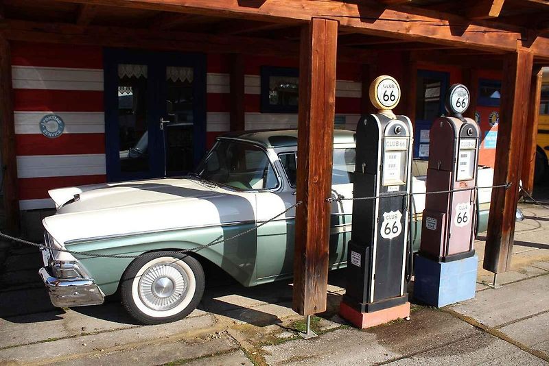 Příď vozu Cadillac Fleetwood Series 60 z roku 1947.