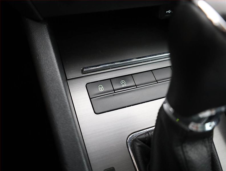 Škoda Octavia (2016) 1.6 TDI, Automat, Navi, Xenony - fotka 15 z 19