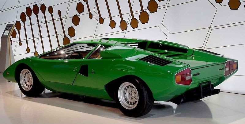 Bylo to první Lamborghini, které svým jménem vybočilo z řady. Lamborghini Countach se stal ikonický vozem 80. a 90. let minulého století.
