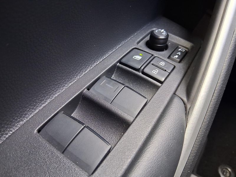 Toyota Corolla Cross EXECU. JBL 2.0 Hyb. 4x4 143 kW - fotka 25 z 36