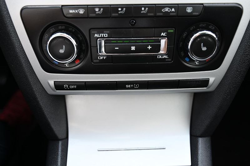 Škoda Octavia 2.0TDI 7/2011 Rezervace - fotka 19 z 50