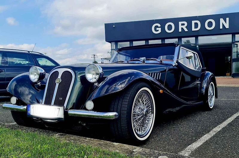 Gordon Roadster je český zakázkový retro a sportovní automobil. Jedná se o velice elegantní vůz se skládací střechou. Výrobce staví tyto vozy na zakázku.