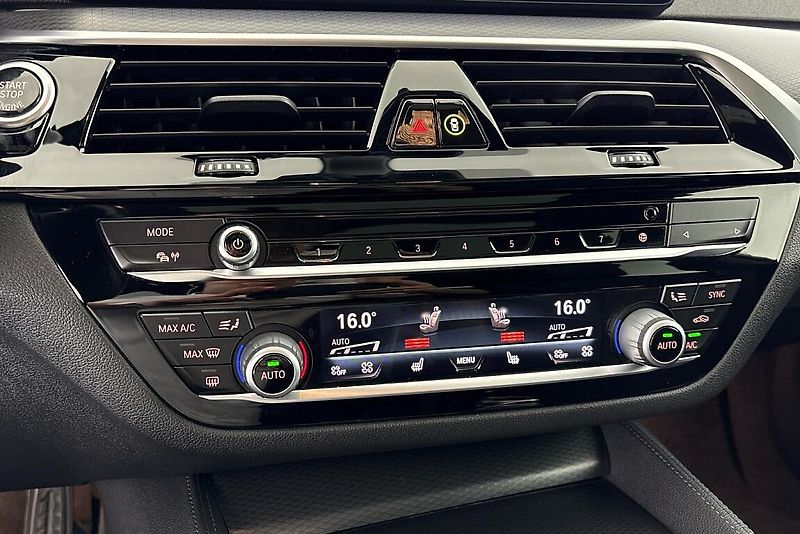 BMW Řada 5 530d xDrive - fotka 23 z 29