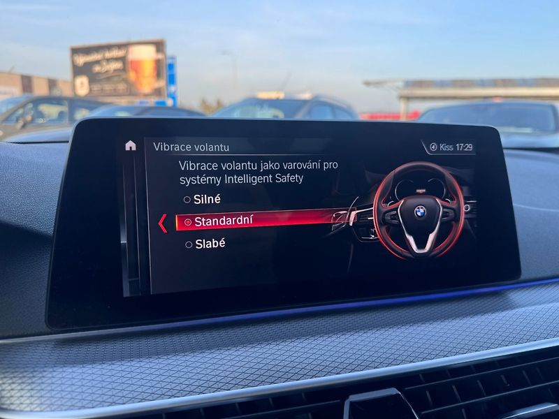 BMW Řada 5 (2018) 540i G31 3,0 250KW MPACKET 4X4 - fotka 33 z 50