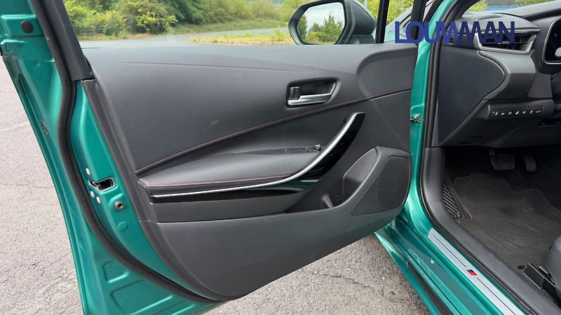 Toyota Corolla 2.0L HEV CVT GR SPORT - fotka 15 z 26