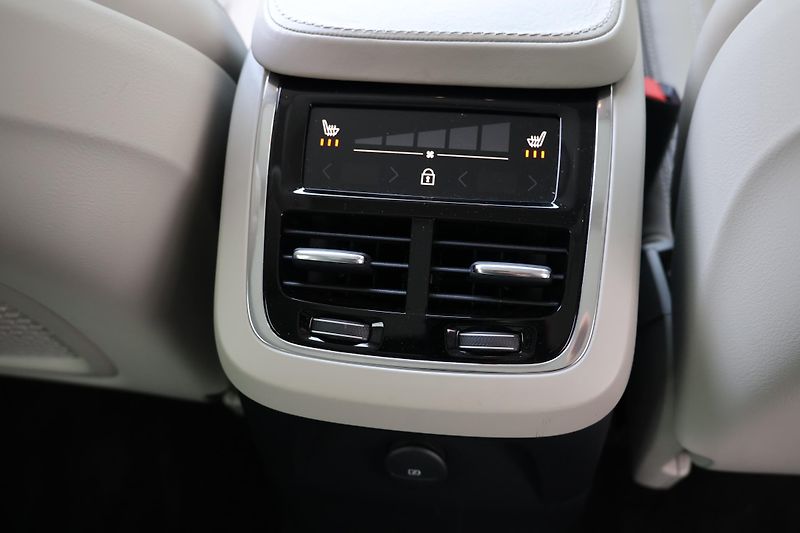 Volvo XC90 (2021) T8 AWD Plug-in Hybrid - fotka 20 z 25