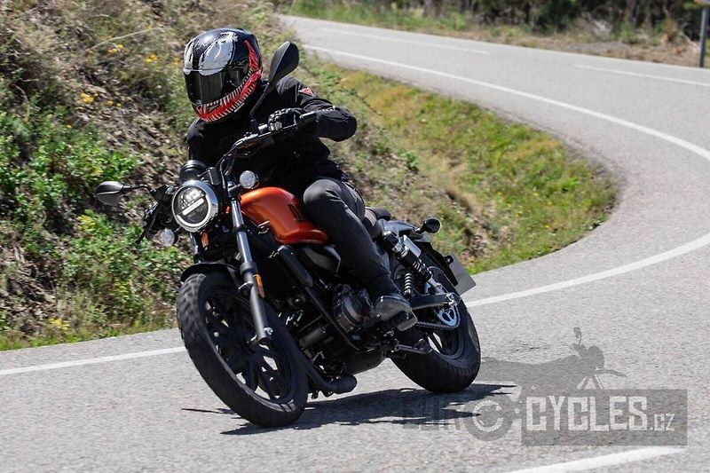 QJ Motor SRV 125 (2026) - fotka 14 z 17