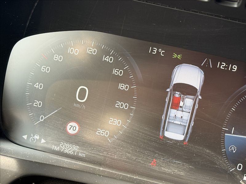 Volvo XC90 2,0 R-DESIGN SERVISKA TAŽNÉ - fotka 12 z 42