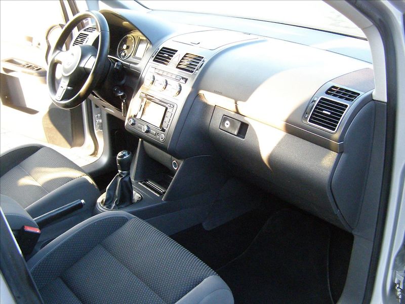 Volkswagen Touran 1,2   77KW REZERVACE - fotka 30 z 39