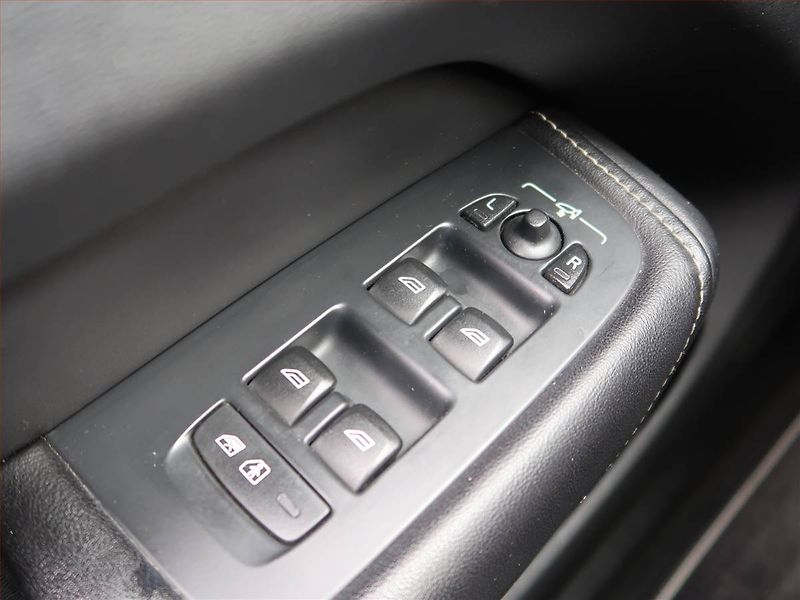 Volvo XC60 (2019) D4, 4X4, Automat, Kůže, Navi - fotka 17 z 19