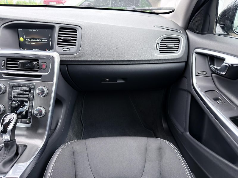 Volvo V60 Cross Country D4 AWD // 4x4 - fotka 17 z 30