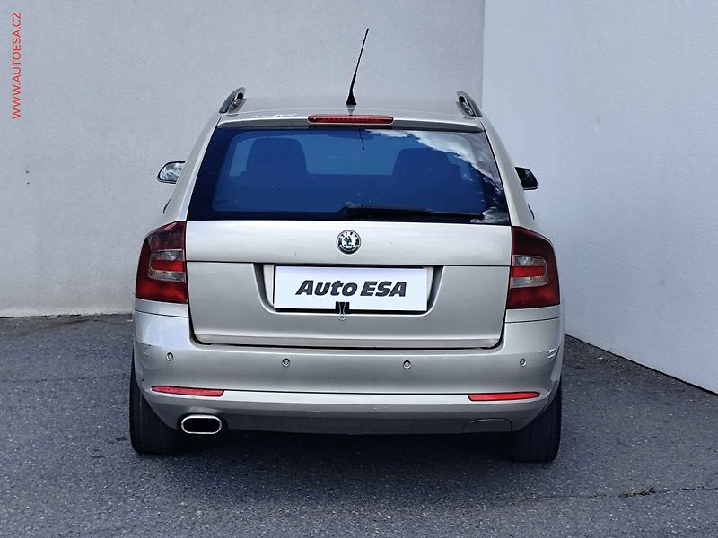 Škoda Octavia (2006) 1.9TDi, ČR, AC, park.čidla - fotka 5 z 17