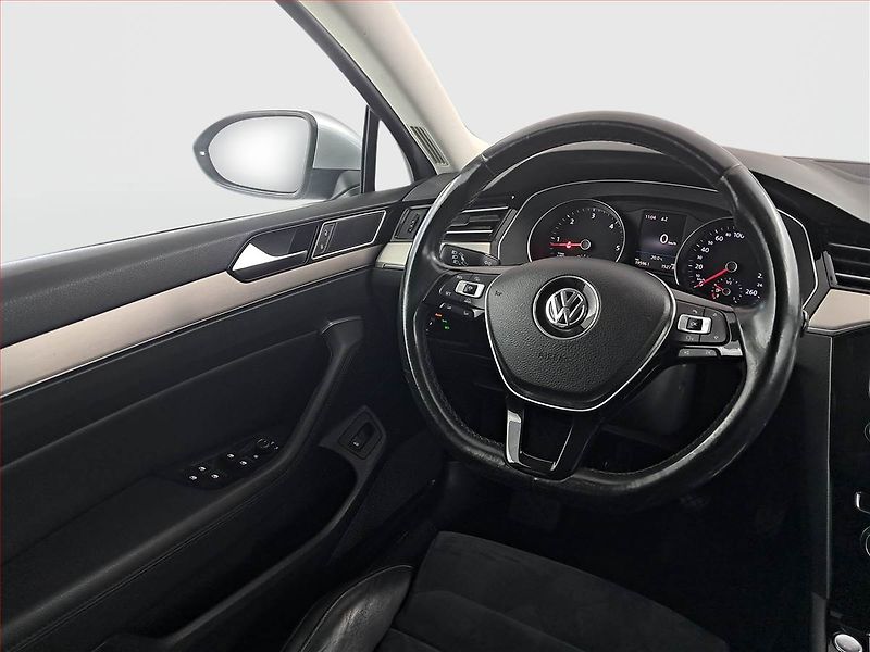 Volkswagen Passat (2016) Highline 2.0 TDI, Kůže, Navi - fotka 7 z 18