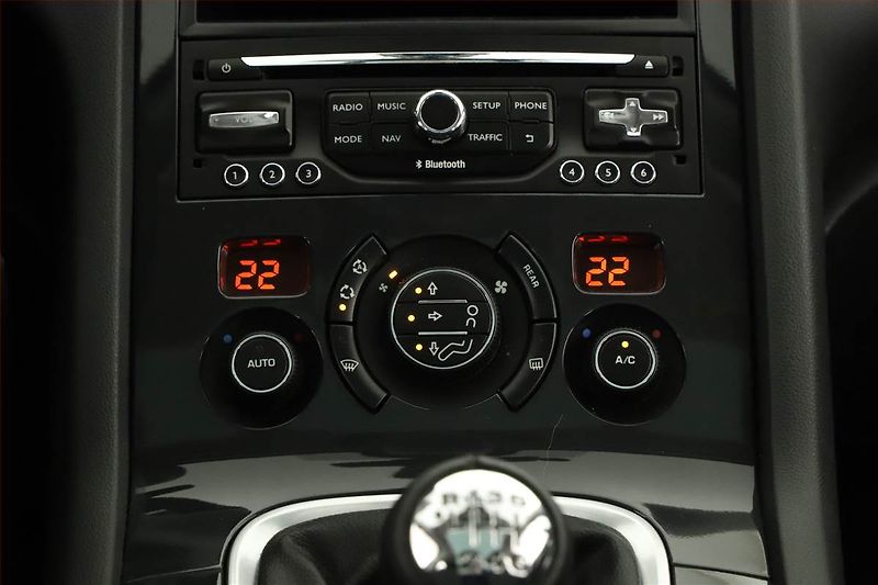 Peugeot 5008 (2014) 2.0 HDI, Navi, Xenony - fotka 15 z 18