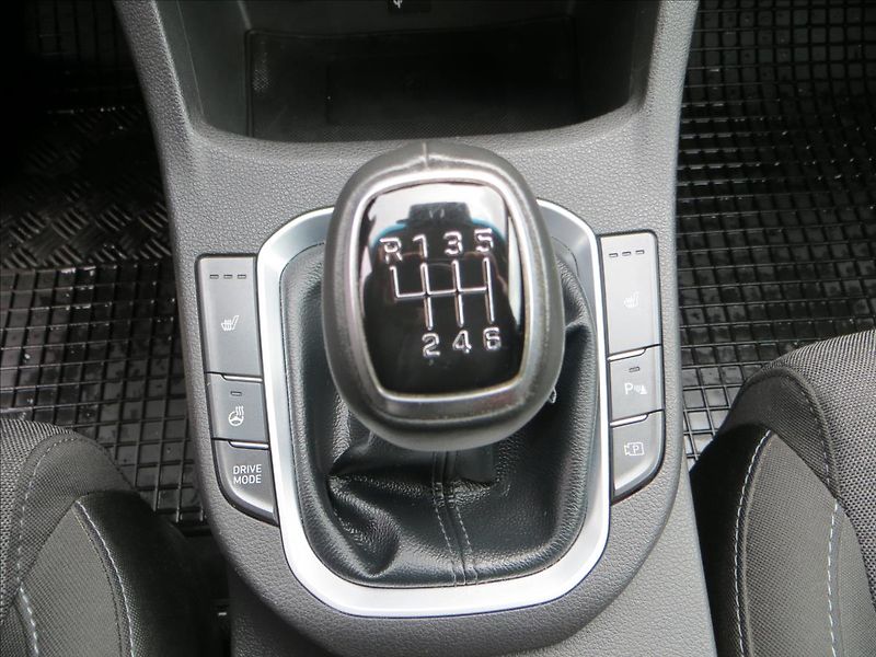 Hyundai i30 1,5 T-GDI 117kW Family Smart - fotka 13 z 26