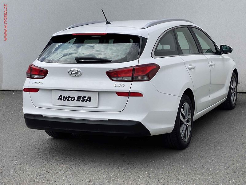 Hyundai i30 (2018) 1.0 T-GDI, 1.maj,ČR, Style - fotka 4 z 19