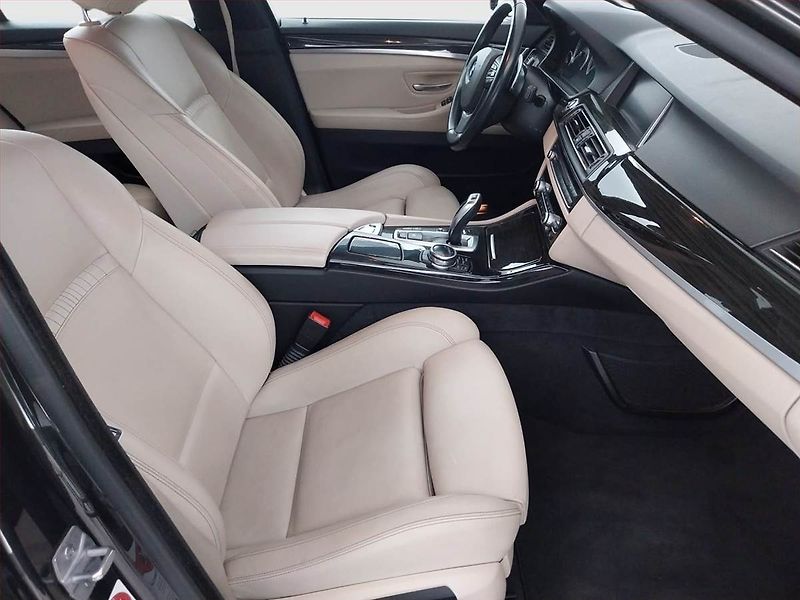 BMW Řada 5 (2015) Luxury Line 518d, Automat - fotka 9 z 23
